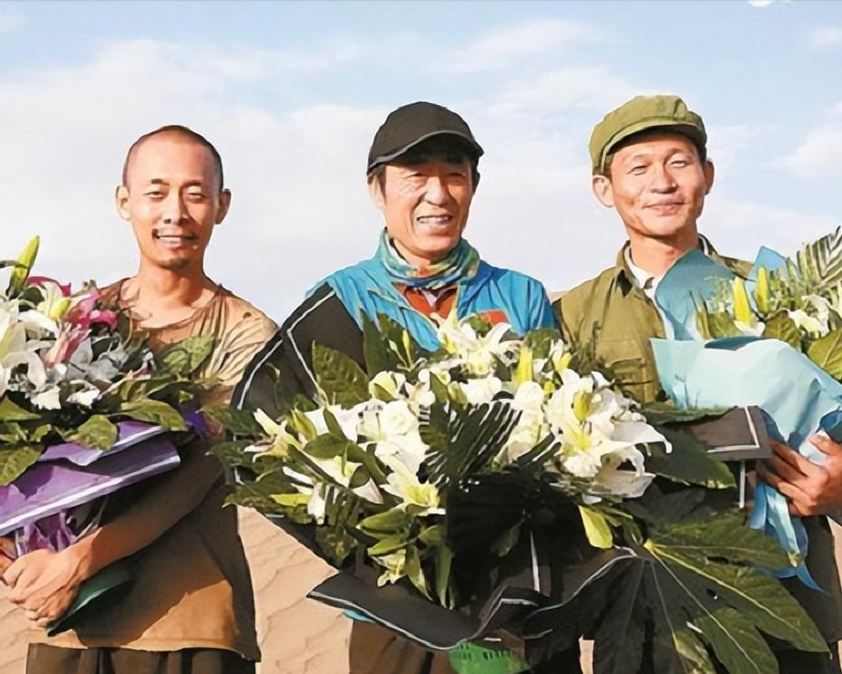 有一次，张艺谋问余皑磊：“有个男三号，演不演？”他接了，结果没火。不久，