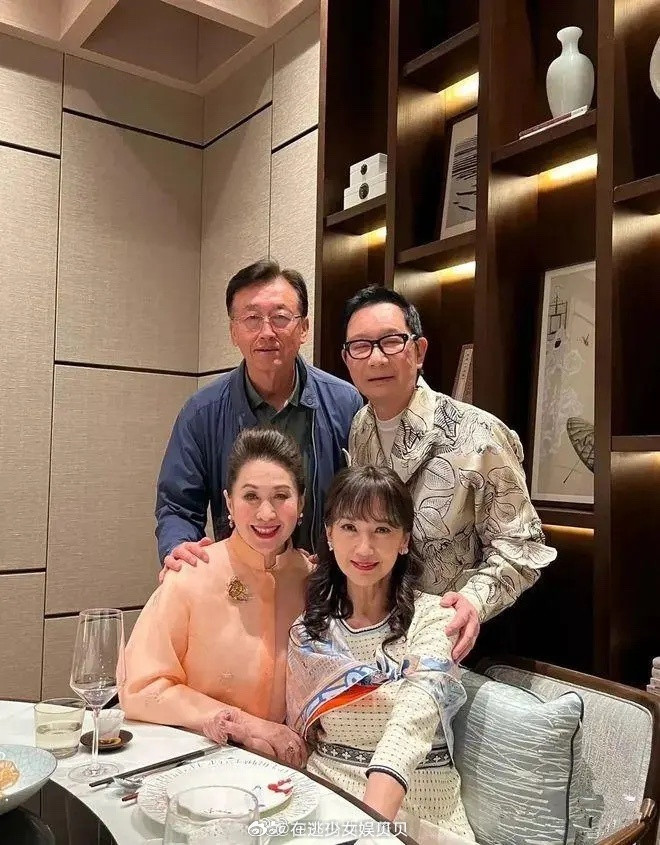 赵雅芝跟富婆聚会，晒照不修图，网友们感叹，确实是70岁的老奶奶状态了。