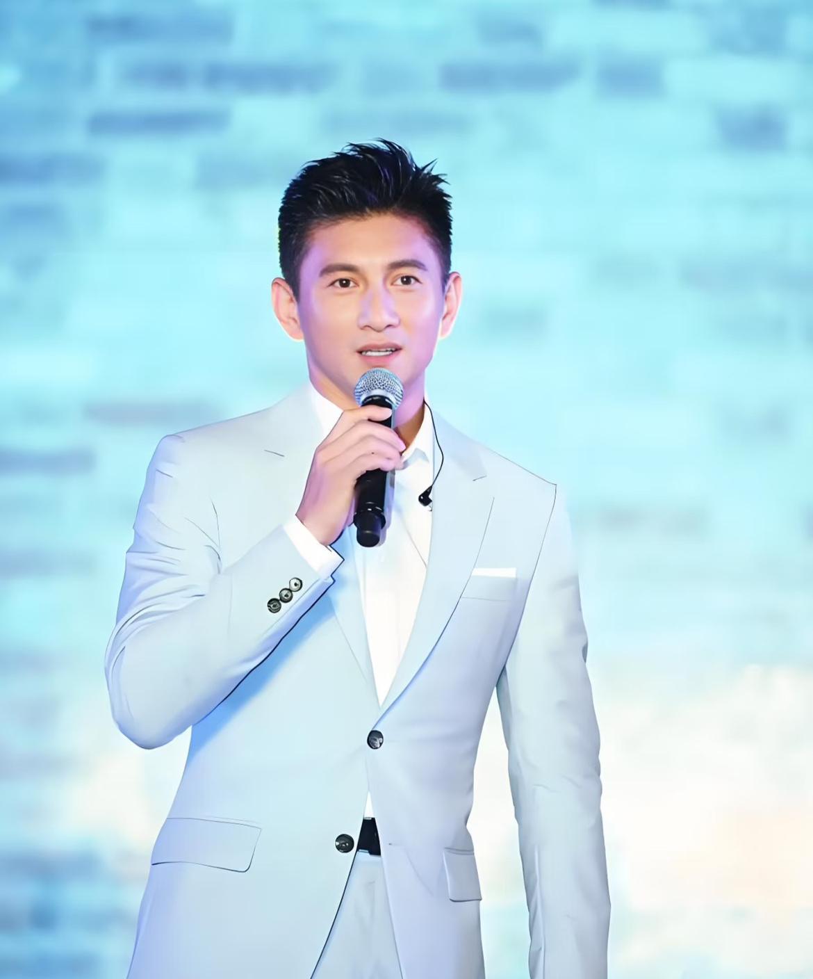 我敢说，吴奇隆估计得换方向发展了。不是因为吴奇隆演技不好，而是因为现在的影视