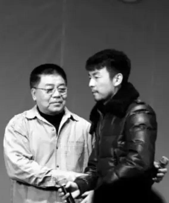 演员雷佳音说：我14岁就长到了1米79，那时候太叛逆了，在操场上支锅涮羊肉，早恋