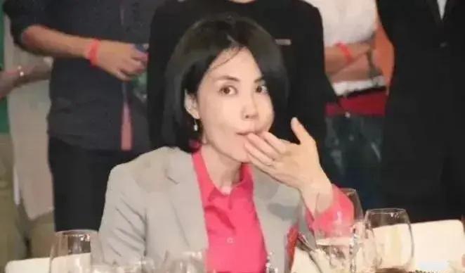 刘嘉玲看到王菲直接用手抓东西吃，吃完还舔手指，一副“没眼看”的样子，惊讶到眼睛都