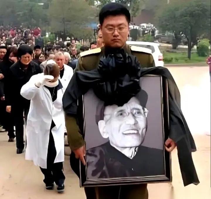 刷到一个老新闻，突然有点绷不住了。狼牙山五壮士之一，葛振林，2005年走的。