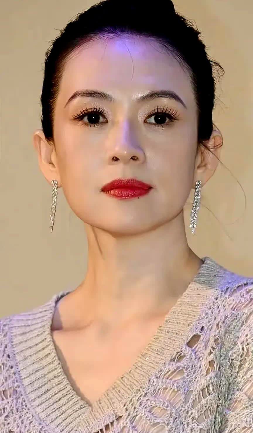 汪峰做梦都想不到，自己还在不停的谈情说爱时，一个转身，自己的女儿小苹果竟然已经长