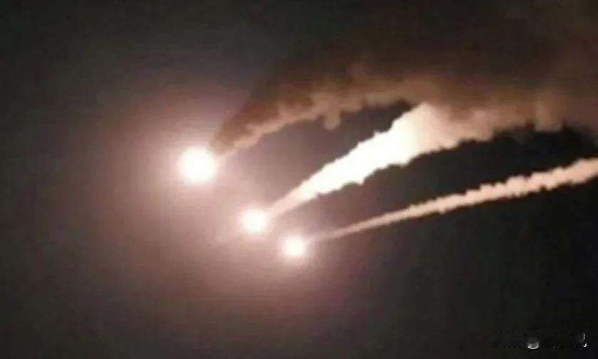 伊朗此番首次在美军舰上空试验反舰导弹，消息一出，网上的议论顿时吵作一团。一