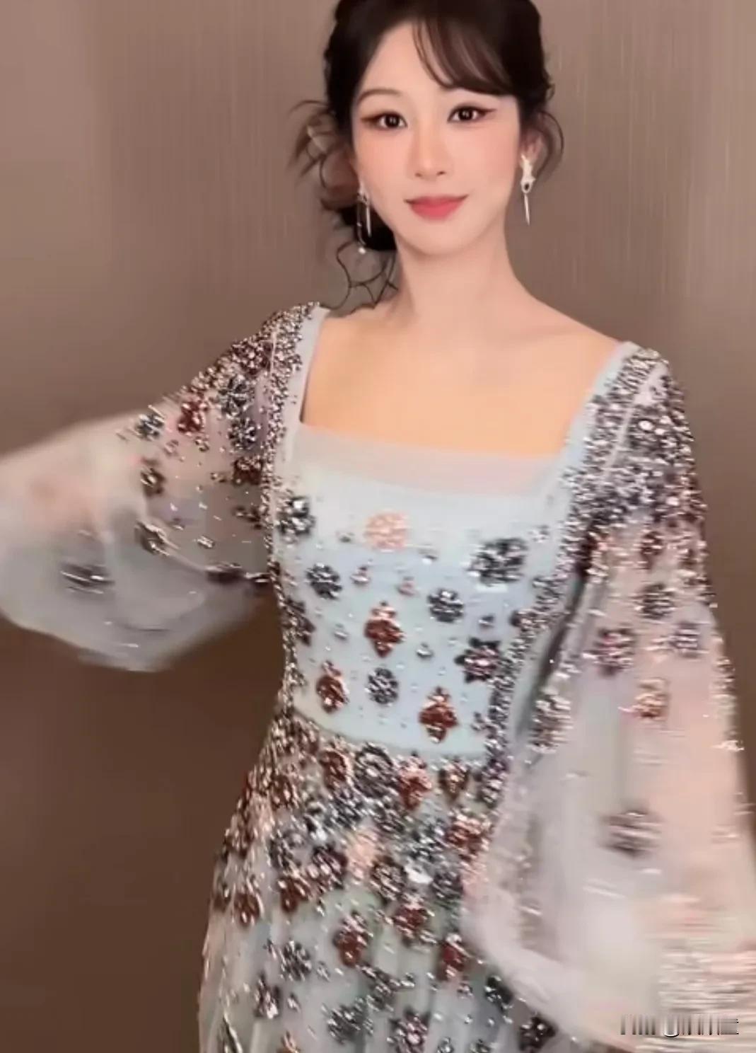 杨紫、迪丽热巴都已经成为过去时，如今大家评选的“新90四大一番花”，听这个名字，