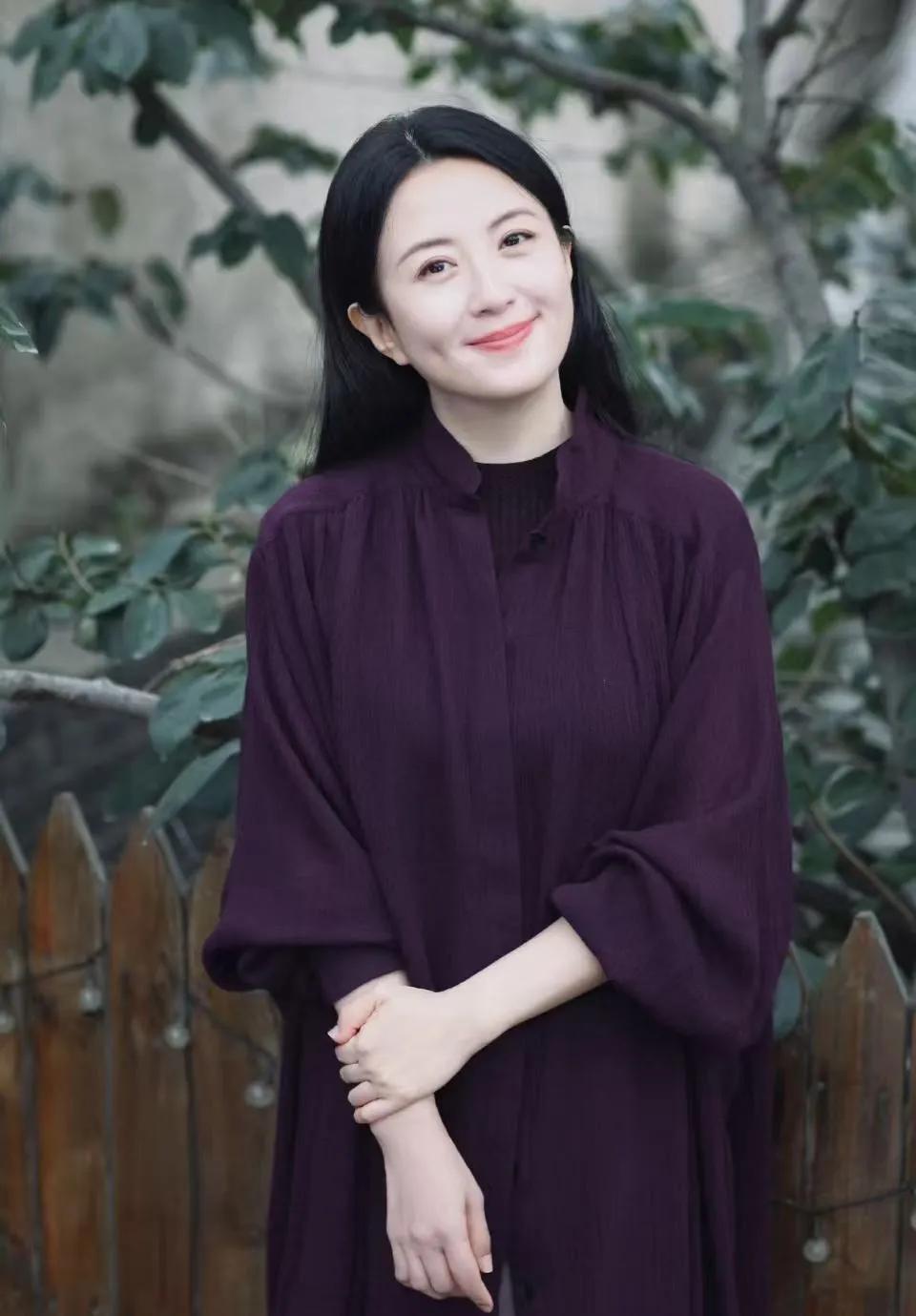 杨童舒这身暗紫色宽松长裙太耐看了，不刻意扮嫩，靠简约版型衬出温婉大气，中年优雅感