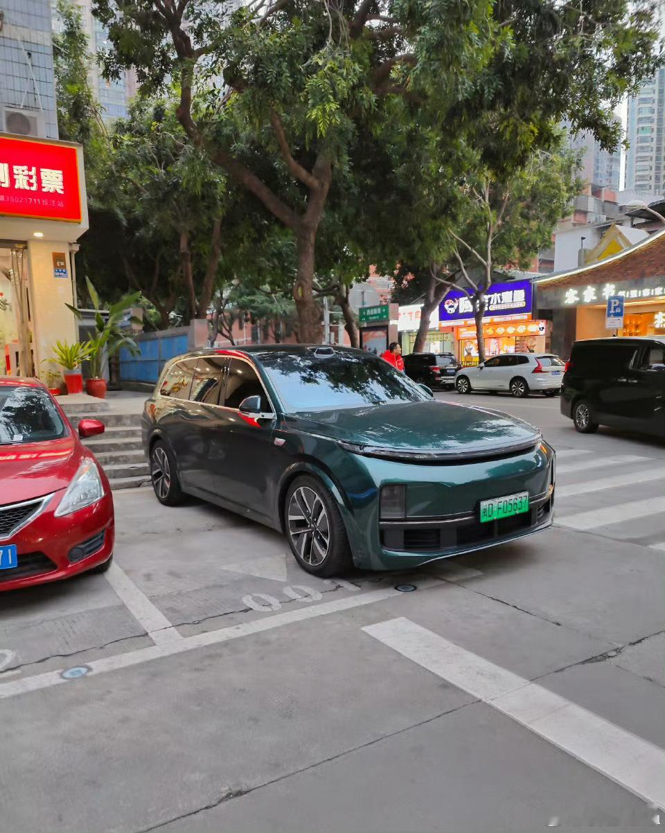 六座SUV究竟适合哪些人汽场全开有个很反常识的点：6座SUV其实适合4人以下出