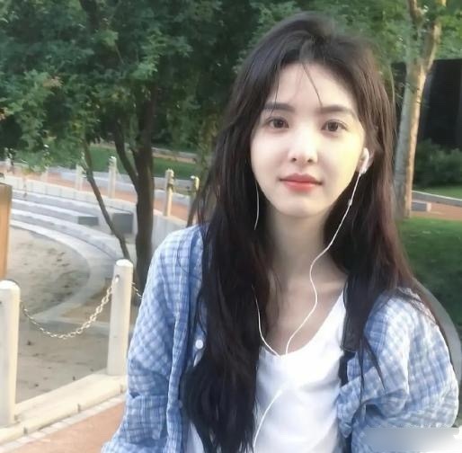 真的很难想象这居然是章若楠，火了果然能改变一个人​​​