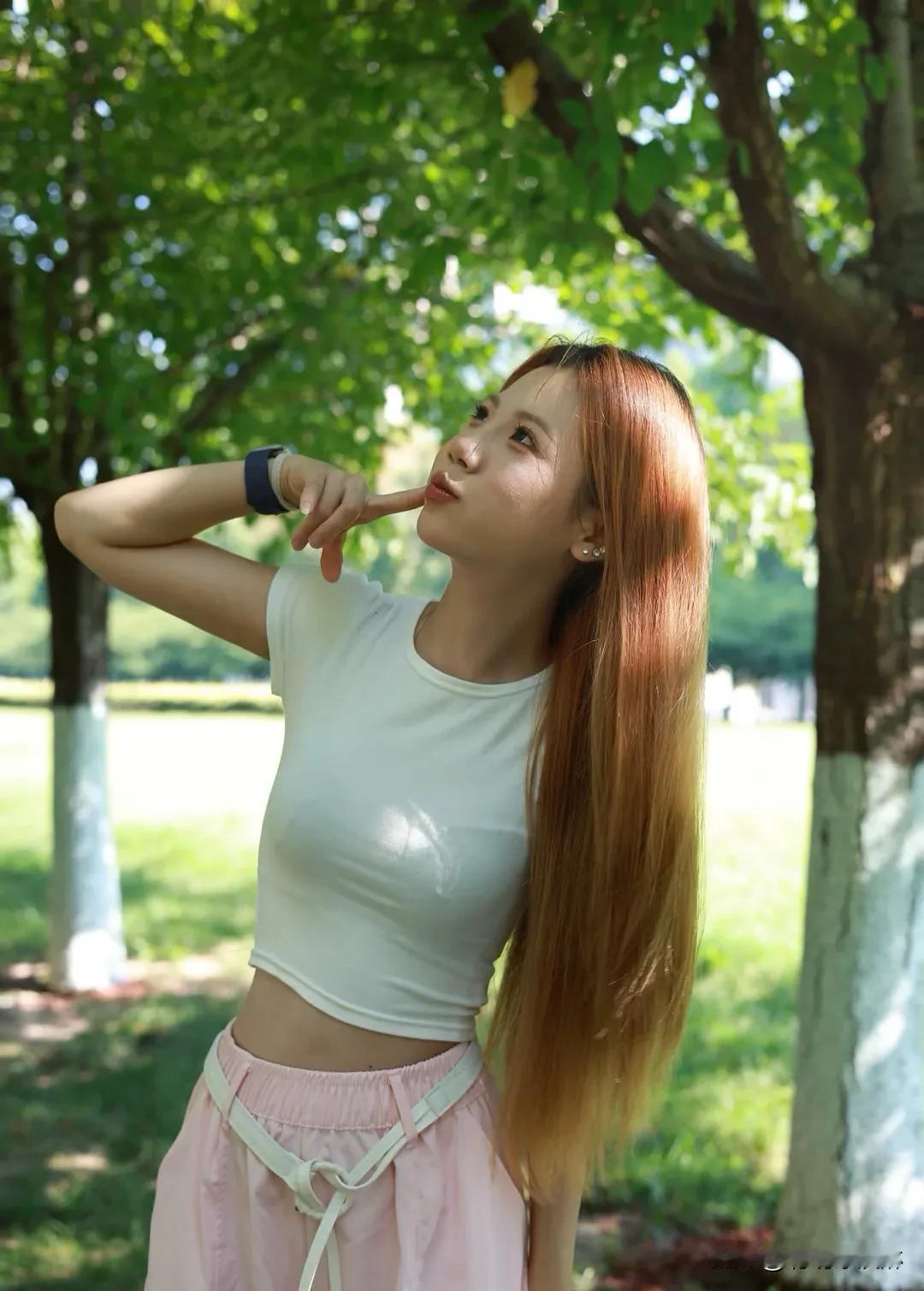 白色短袖，简约不简单！清爽百搭，日常出街秒变焦点。纯色经典，永不过时