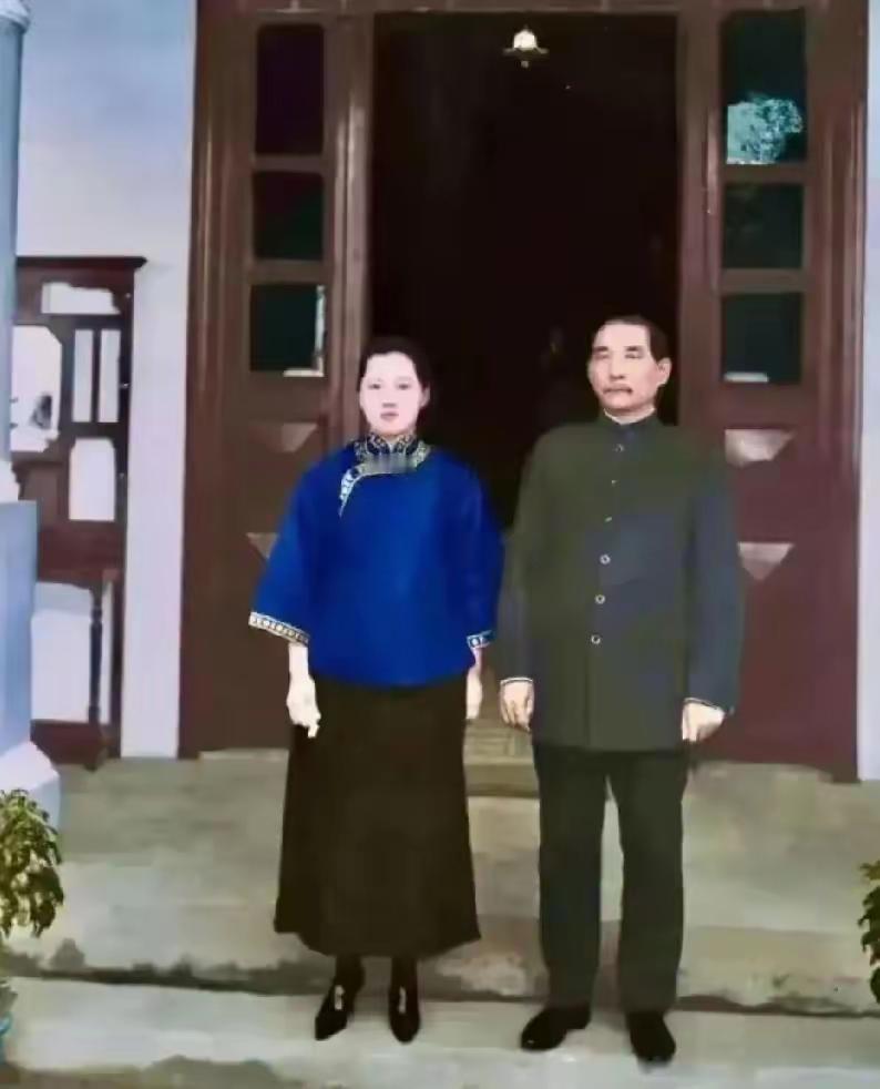 这张图片中的两个人物，是孙中山先生与宋庆龄先生在1923年时，他们在自己家拍摄的
