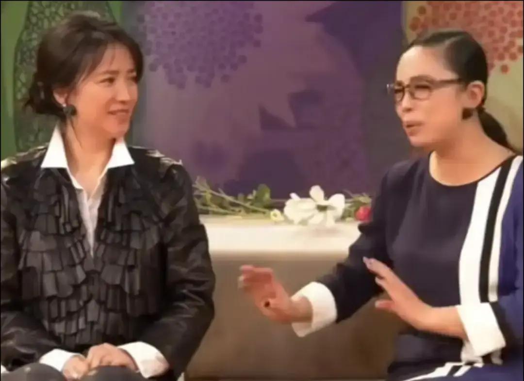 黄绮珊当年差点去动了脸。是何晴一把拦住的。三十年前，歌手最怕的不是唱破音，