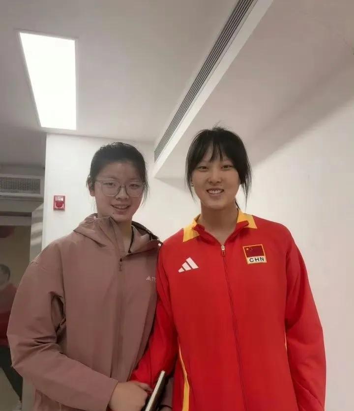 与国家队接应范泊宁合影的这位小姑娘是U16国家队的副攻陈馨怡。她是范泊宁的同门师