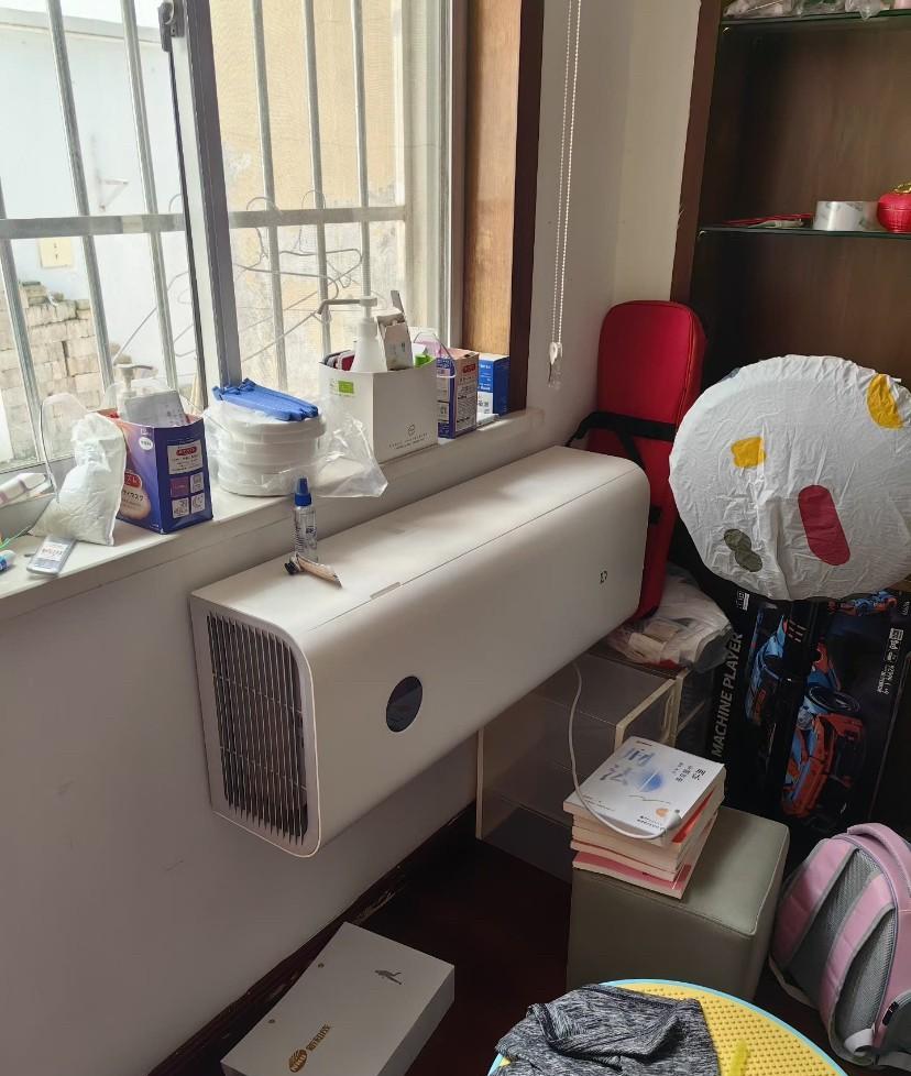 今天来邻居家借孩子用的书，发现她家空调怎么装的这么低，马上贴着地面了，第一次见空