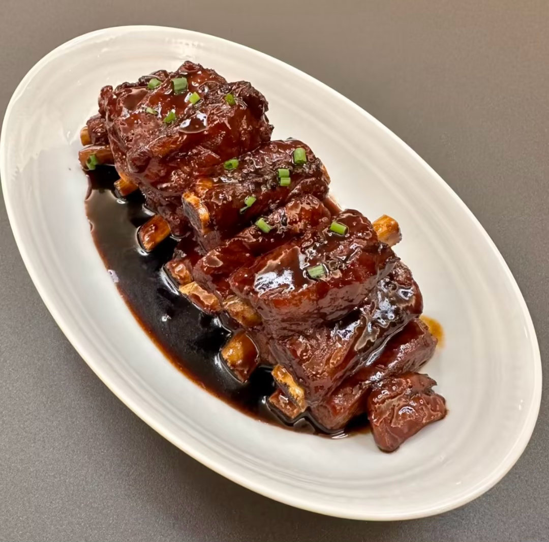 拼桌里面有句台词外地人不理解，你们上海人吃的排骨是冷的