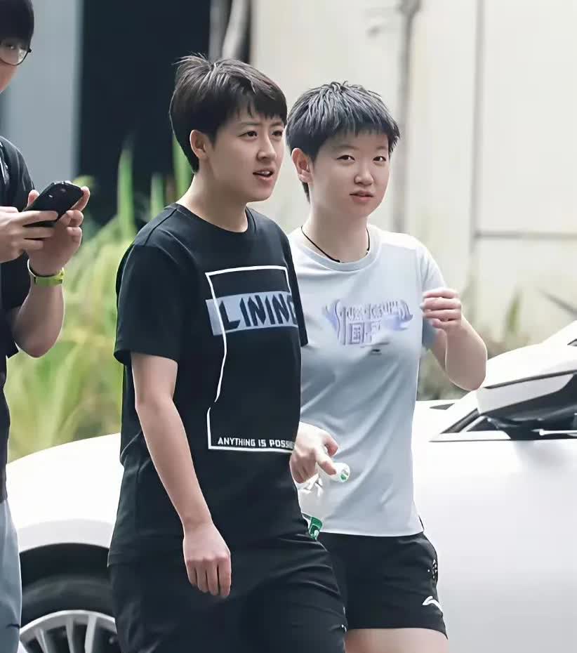 莎莎只要有参照就知道她有多白身材有多好，绝对是女性羡慕的[爱心]同样