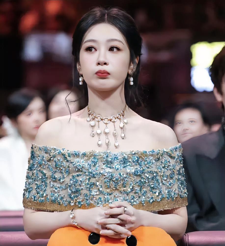 我研究了3年娱乐圈的资本局，终于摸透了杨紫的底层逻辑：她不是个演员，她是一支“指