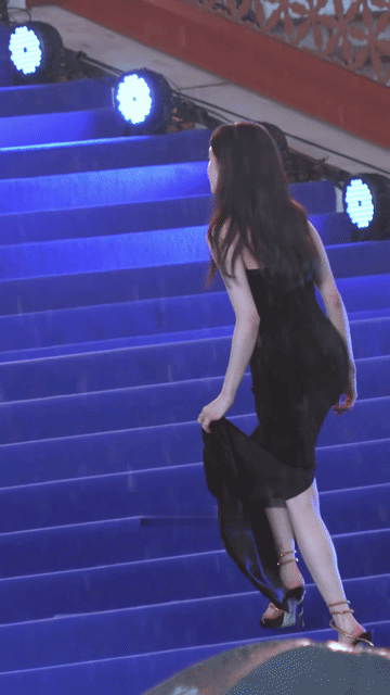 刘浩存镜头前美的像仙女，转回头就楚楚可怜的拧裙摆的水，这对比有点搞笑，不过说真的