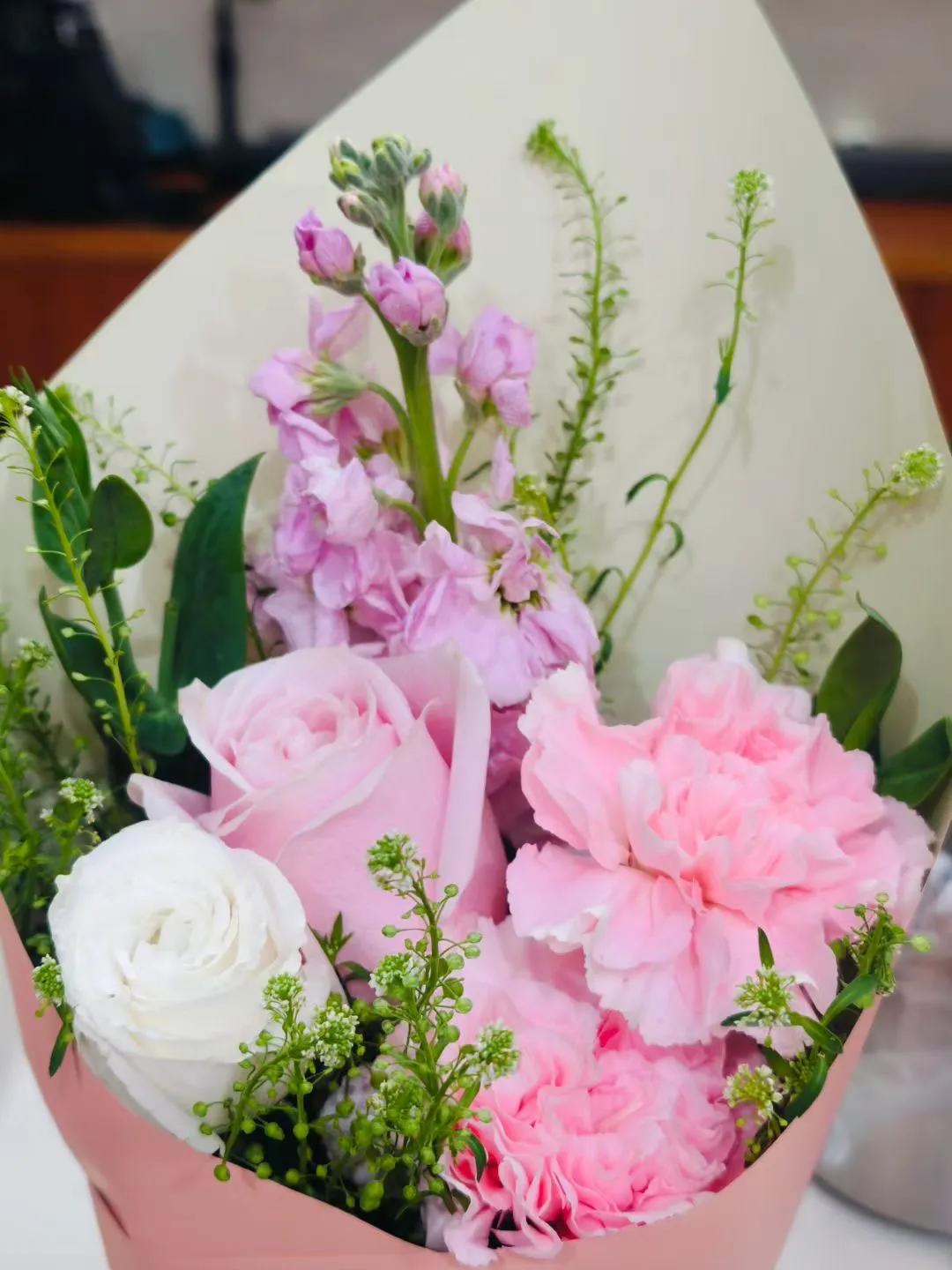 不必被光芒定义你本身，就是光是清晨醒来的温柔是深夜不肯低头的倔强是把生