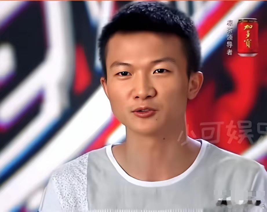 果然红很养人。你看周深，刚刚出来黑不溜秋，唱歌的时候雌雄难辨，如今一旦红起来，整