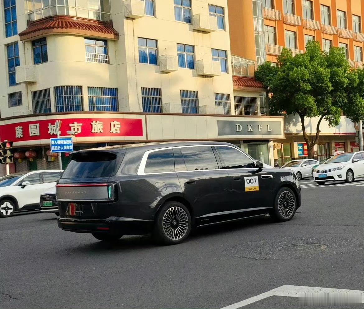 小米澎程无伪装实车曝光，能看到智驾小蓝灯