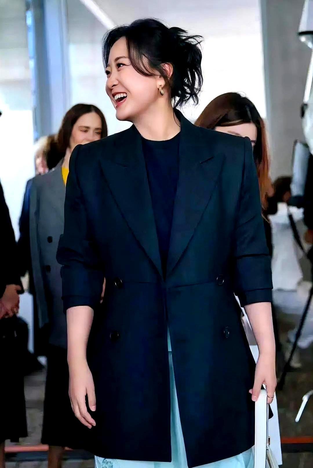 210斤到100斤，她没反弹机场图一出，全网刷屏。贾玲穿驼毛夹克，下颌线像