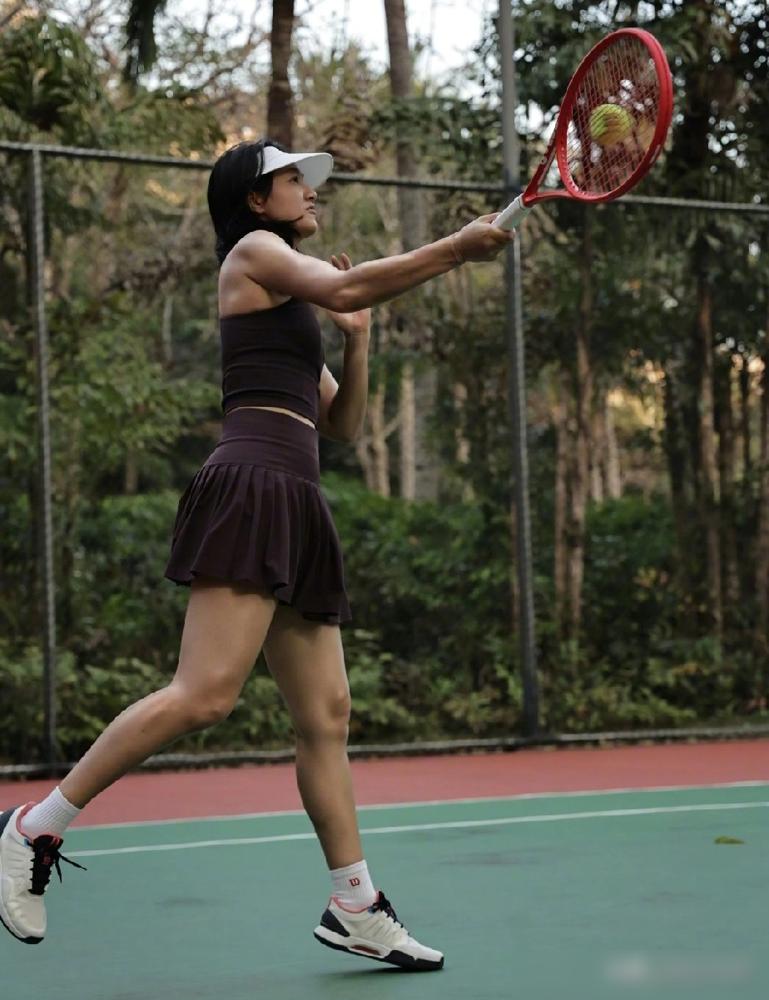 别劝朱丹“别太黑”，她压根不在乎。浪姐5舞台上，她唱《姐妹》拿下362高分，