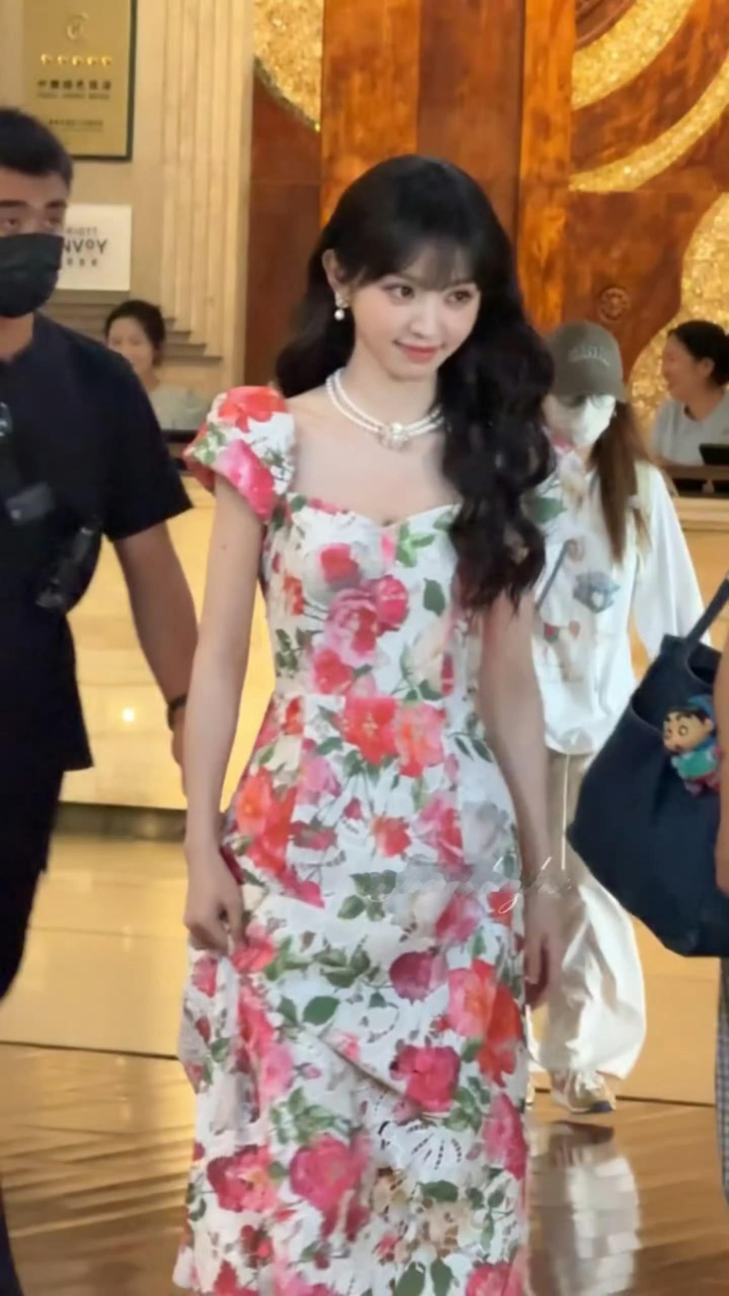 扑面而来的都是曦薇女神的花香田曦薇忙忙碌碌寻宝藏碎花裙路透