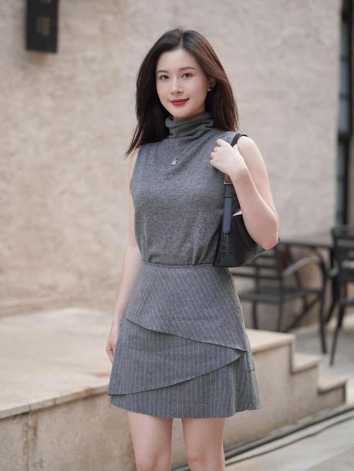 追求女人时，不要把女人捧得过高。只要你不追她，就当她是男人。给她祛魅，保持平常心