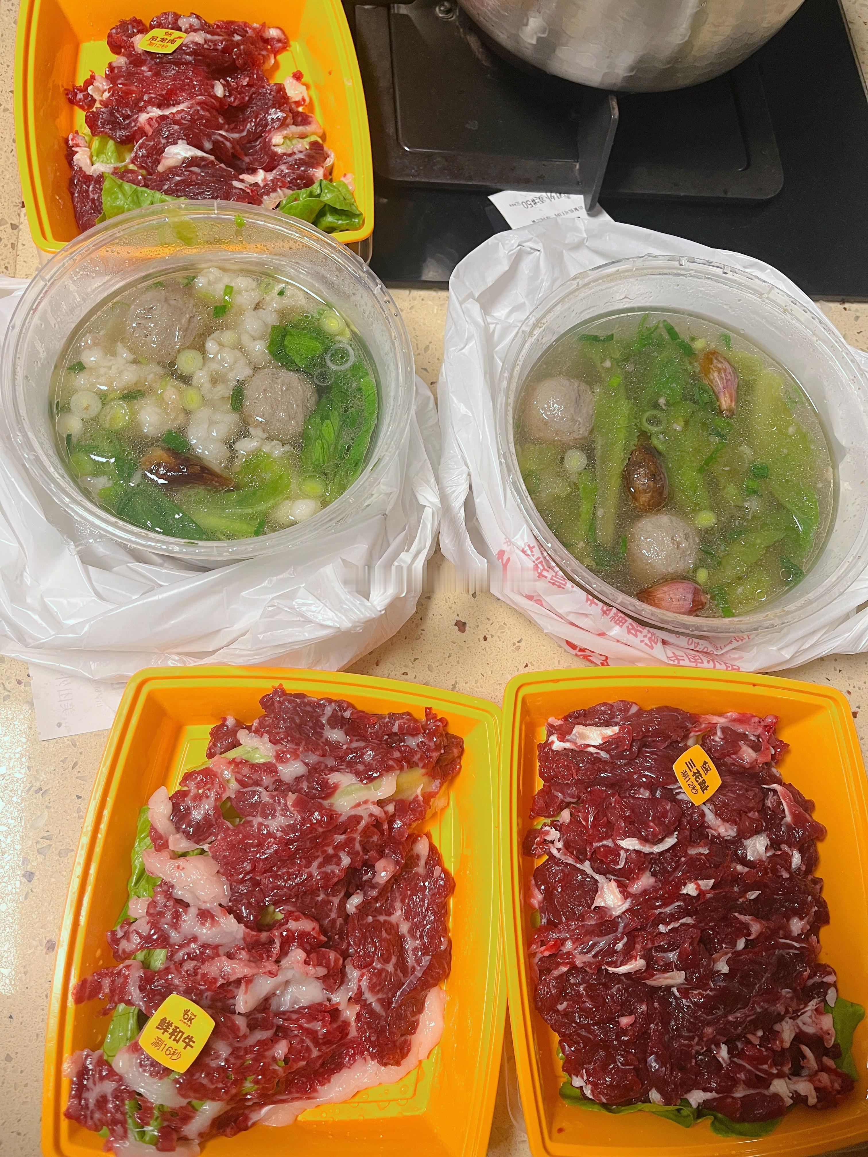 牛见了我们都要跑昨晚牛肉火锅，今晚牛肉蟹黄面…