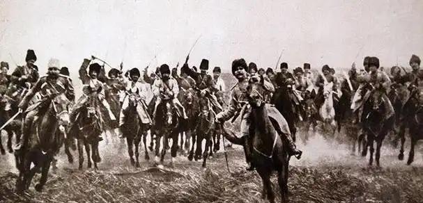 1949年，解放军第4军被马家军包围，这时，炮兵首长急中生智，猛然下令：“快！炮