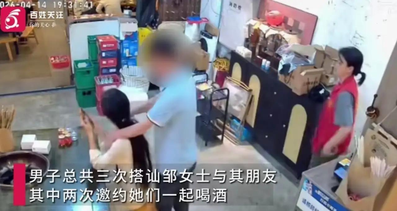 色胆包天！四川成都，一家生意红火的火锅店里，一场突如其来的冲突，瞬间点燃了所有人