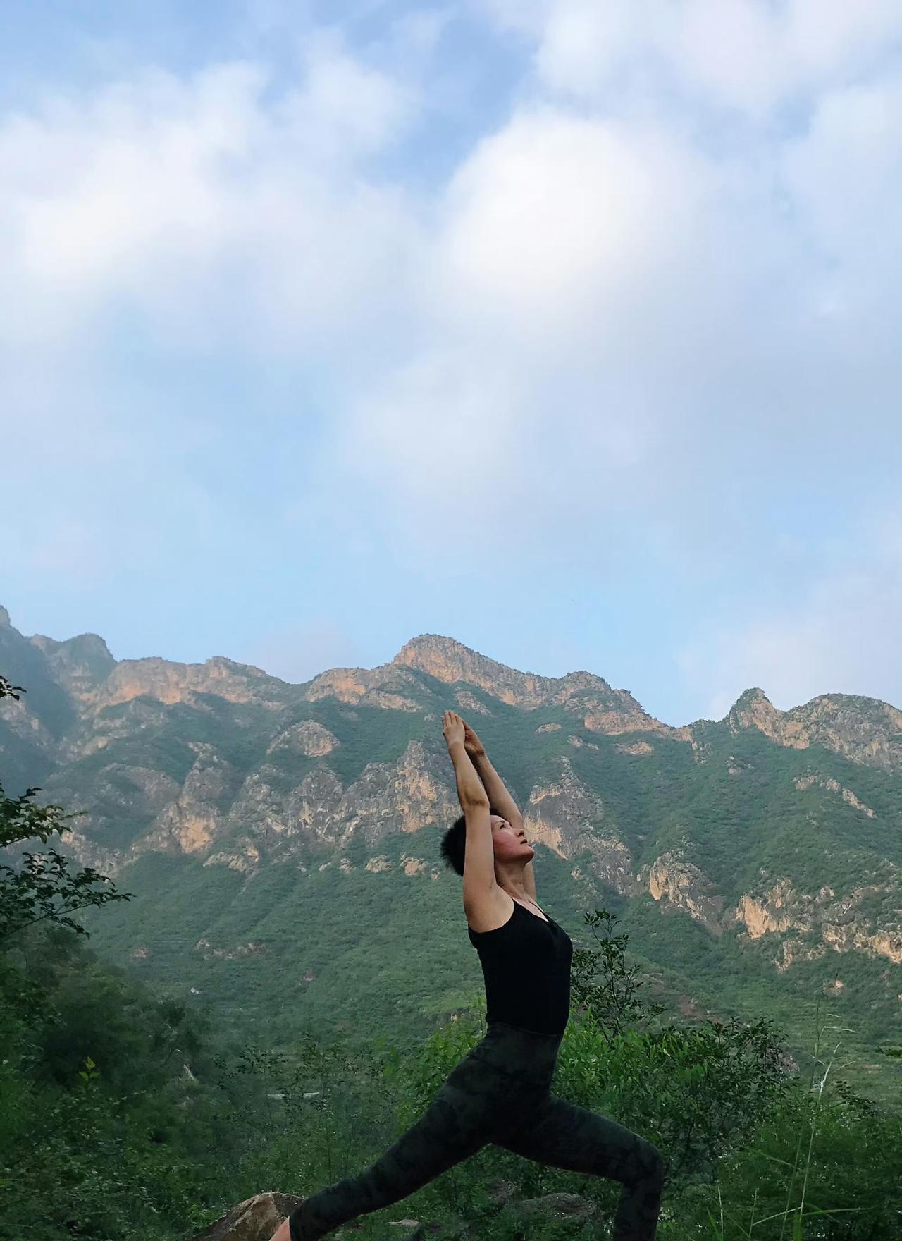 她比江珊强一万倍，难怪当初能在《大宅门》里打败江珊，仅仅凭借抱狗丫鬟的角色，一炮