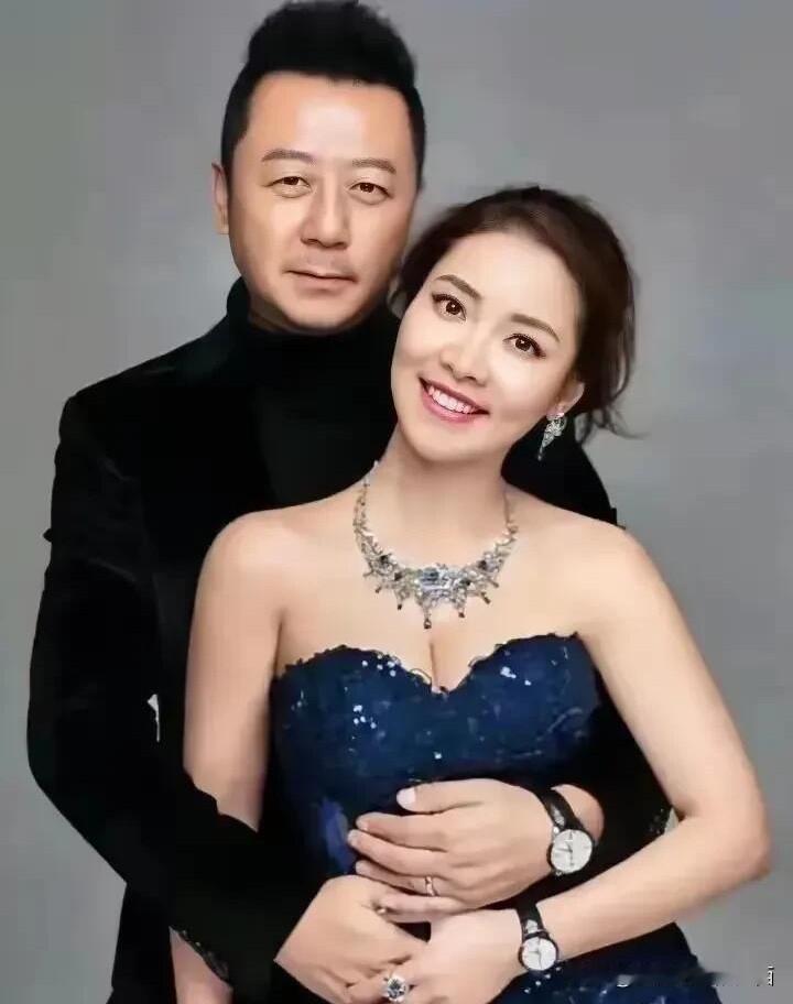 原来郭涛现实中的老婆这么好看，比他的荧幕搭档梅婷有气质。雪白的肌肤，气质高雅，五
