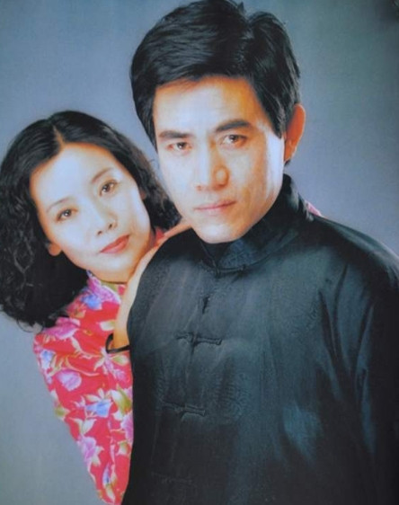 1997年，陈宝国把儿子送到英国读书。主持人问他：“每个月给孩子多少生活费？”陈