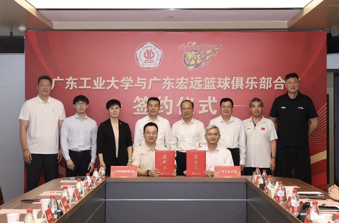 强强联手！广东宏远男篮与广东工业大学正式签约，打通篮球人才培养新路径昨日，广东