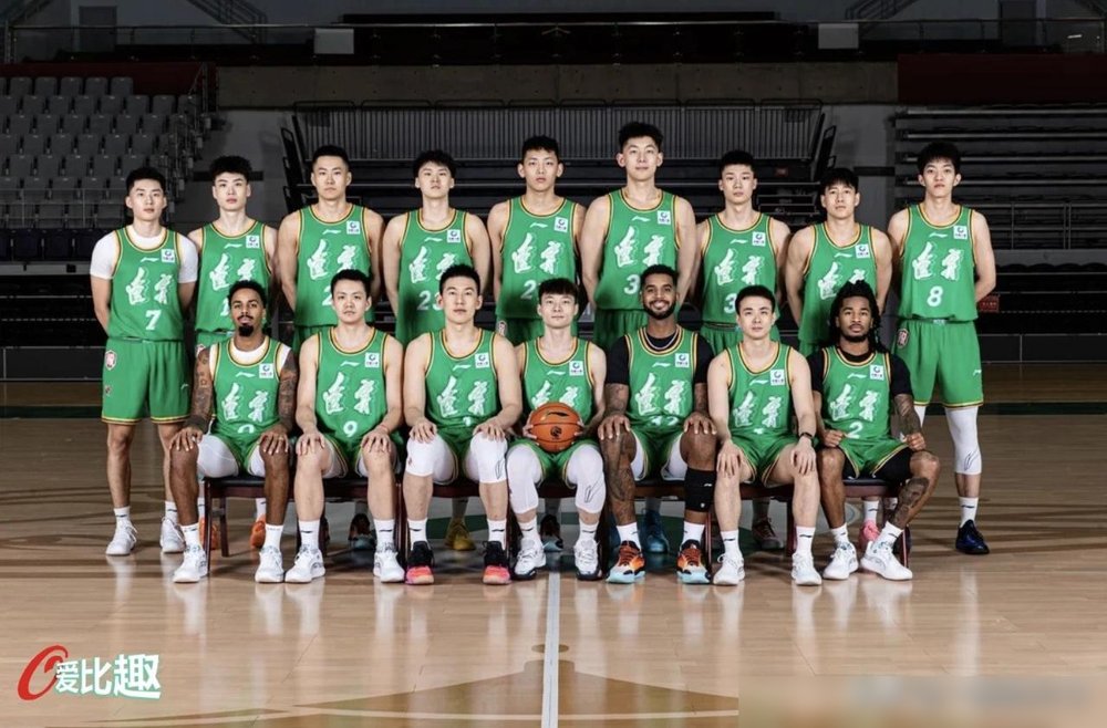 赵继伟这一身伤，看着都疼，右膝积液，腰突压神经，脚踝二级，连喉软骨都裂了。辽篮这辆老车，发动机先报警