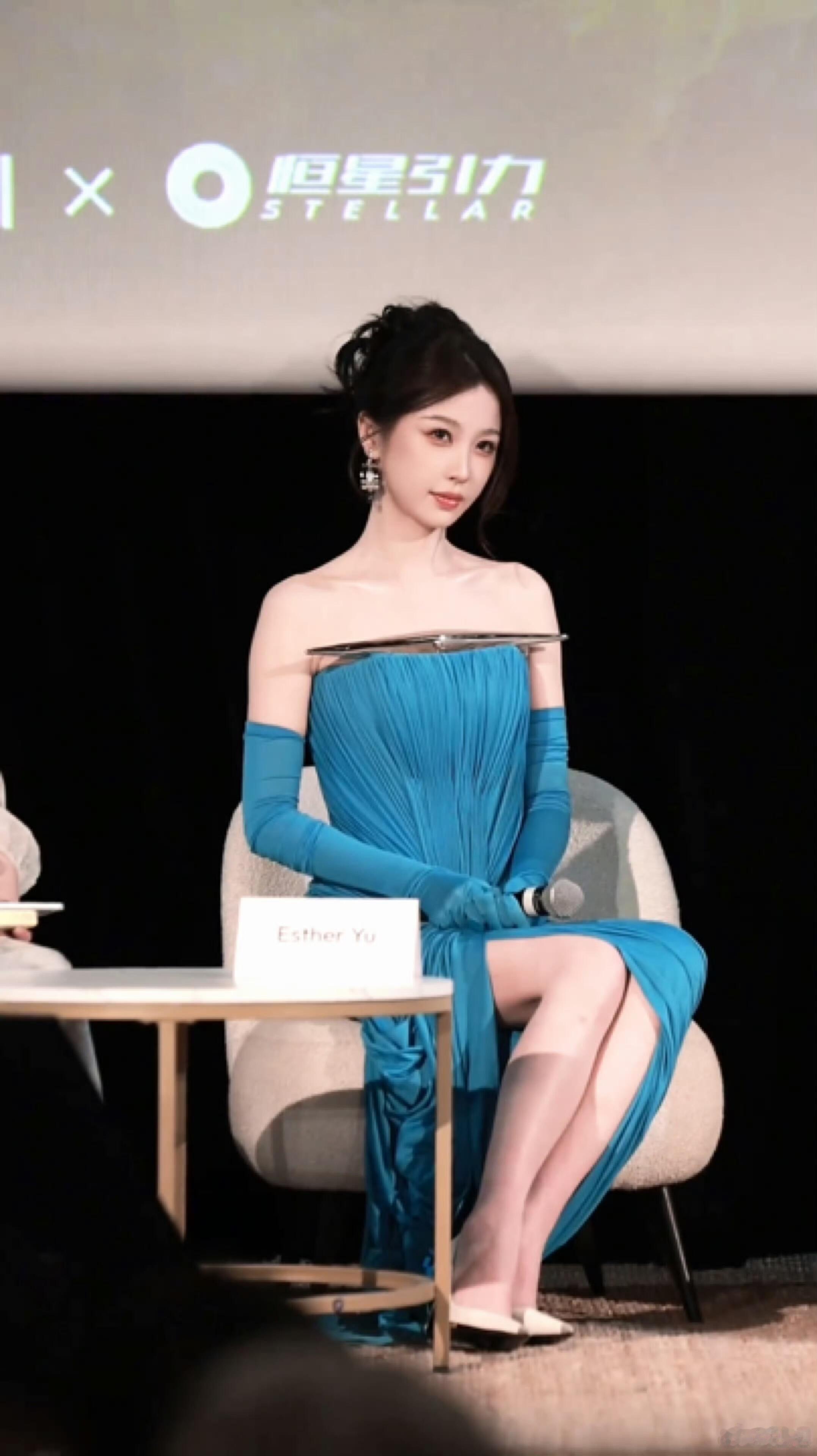 “你是人间水蜜桃！”“她是枝头石榴籽！”