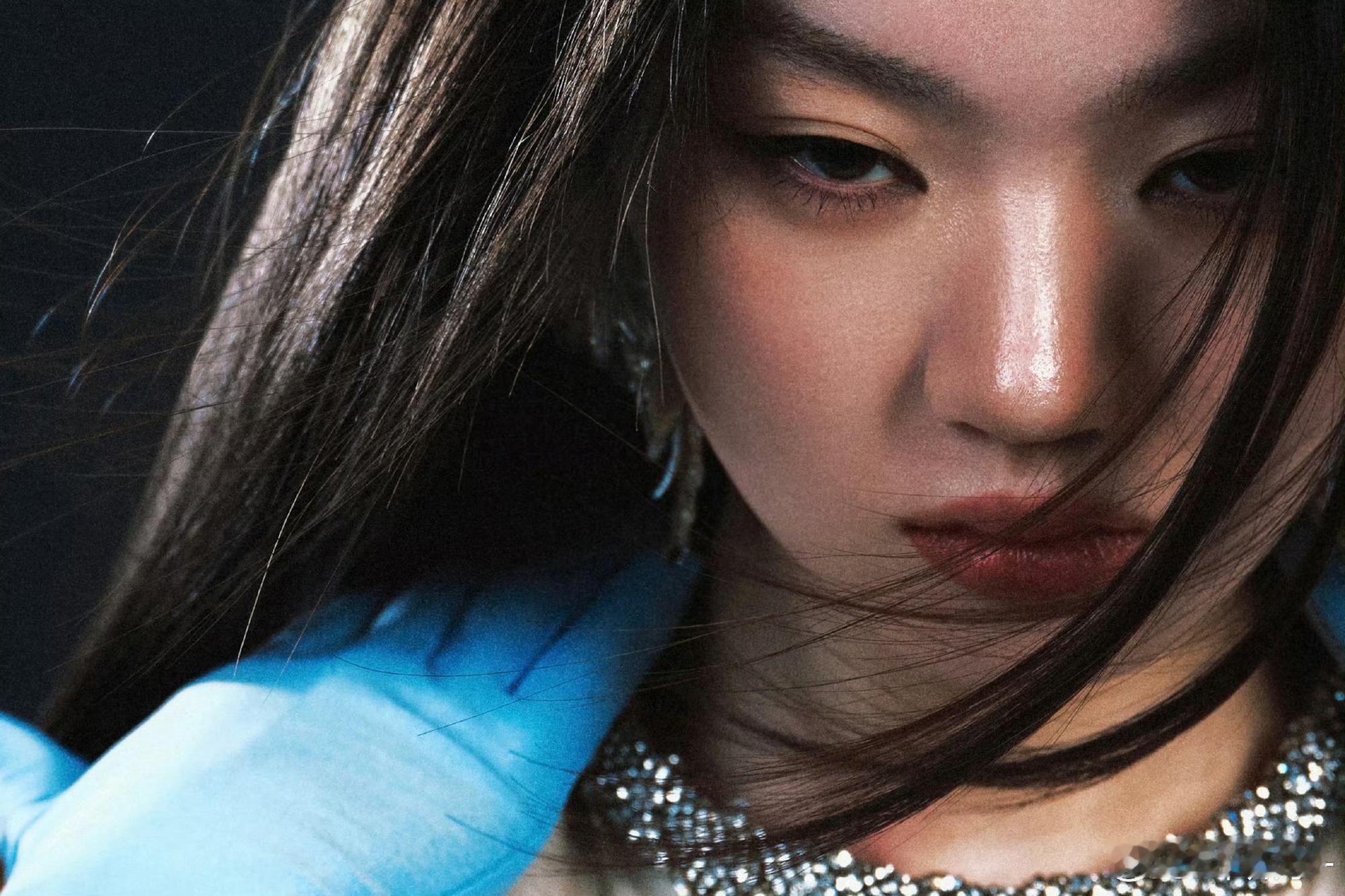 #单依纯#哦莫我的仙子站在光影里长发轻轻垂着连裙摆晃起来的弧度都软乎乎滴这哪里是来人间唱歌的姑娘分明