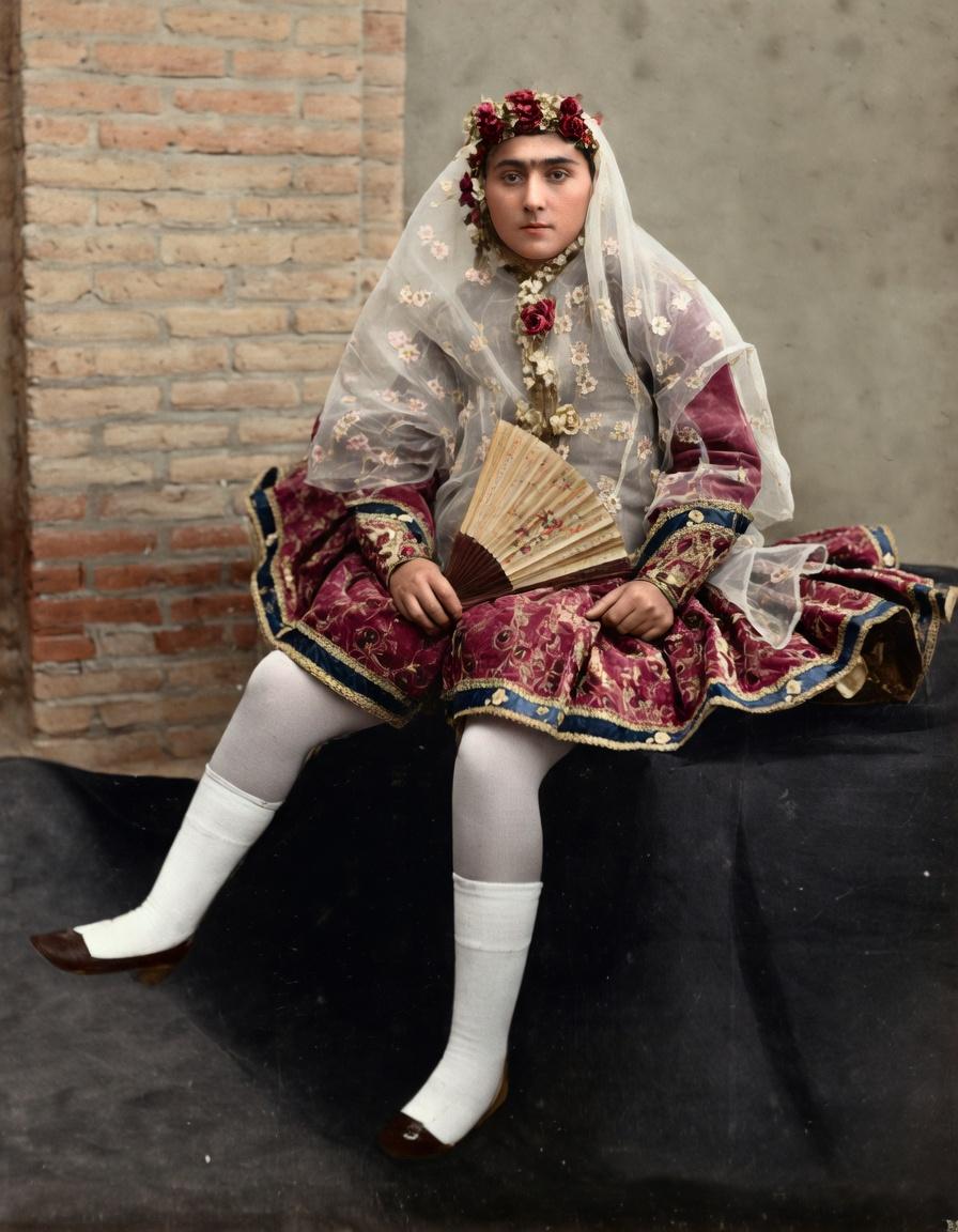 这张拍摄于19世纪末的波斯卡扎尔王朝，镜头前看似柔美的女性，实际是一名男扮女装的