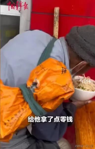 “这才是真正苦难的人！”河南南阳，一个衣衫褴褛的老人，天寒地冻，拄着一根棍，冻得