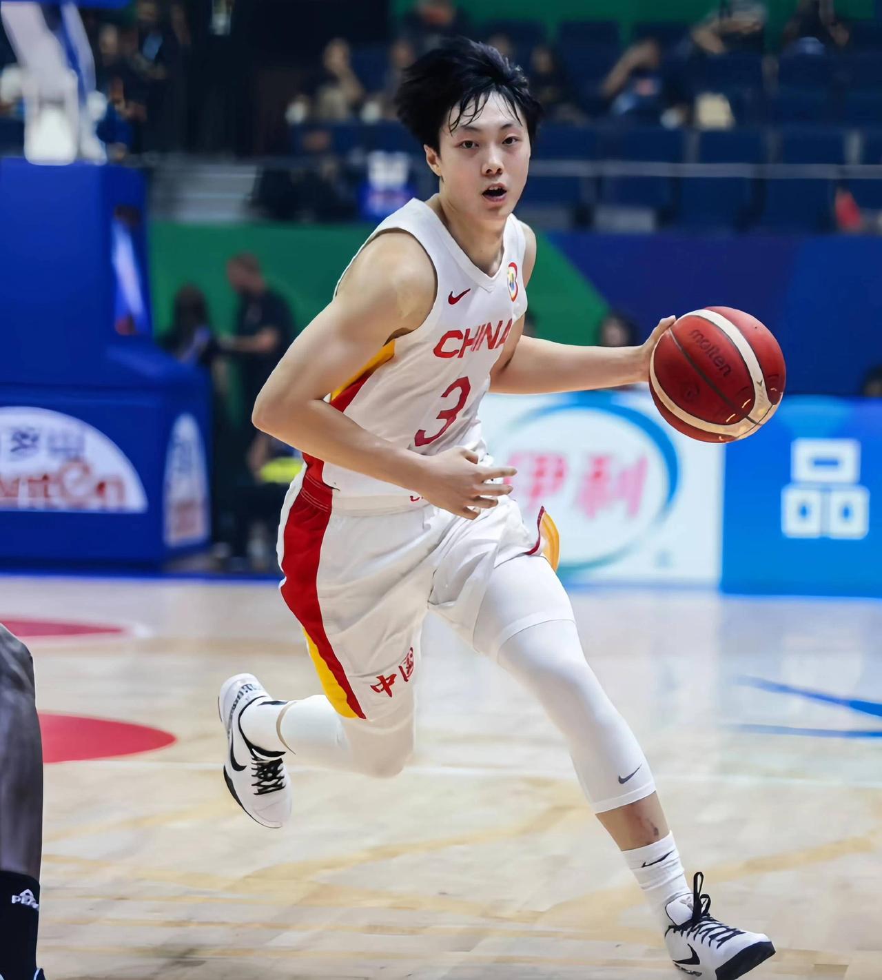 真的会谢！最近总刷到“胡明轩是广东詹姆斯”的说法，我一口奶茶差点喷在屏幕