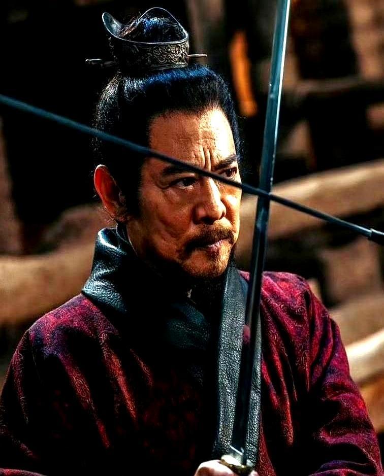 60岁的李连杰只出了一拳，监视器前81岁的袁和平，就重重地点了下头。客串不