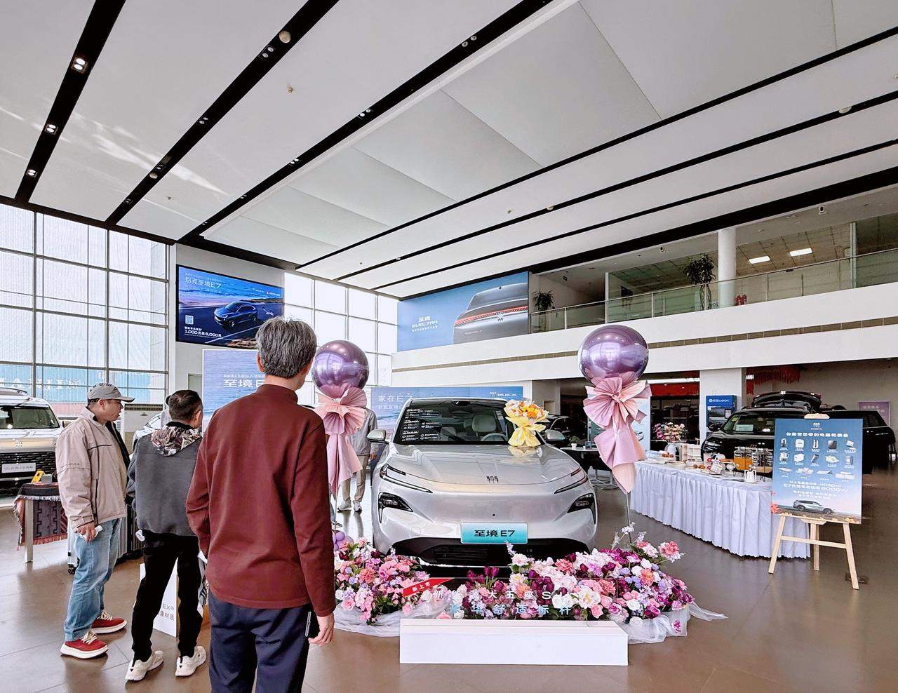 别克至境E7不愧是孩子的满分座舱，前后排都照顾得体贴入微。很多家用SUV，只注