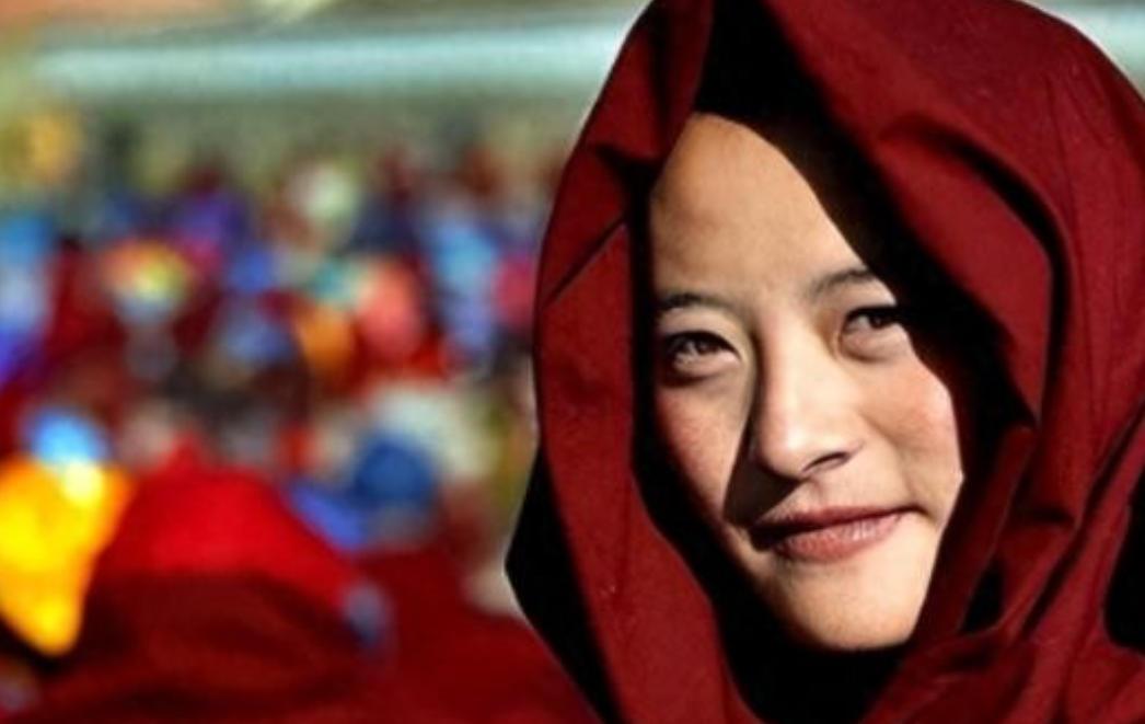 中国最大的尼姑庵——亚青寺，有2万多名女性在此苦修，这里有一个死规定：天黑之后，