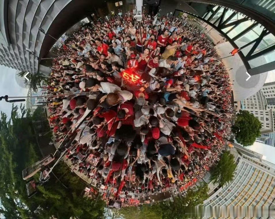 肖战肖战肖战香港活动上新闻了这灯牌，这角度，这海胆也太好看了肖战顺顺利利开开