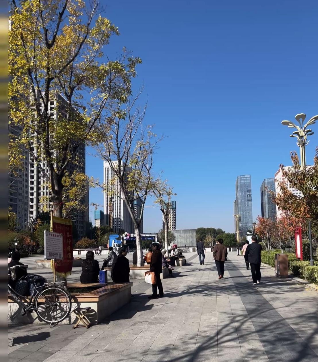 养老护理员缺口1300万，工资却只有三四千。干得越多，累得越狠，加班成常态。