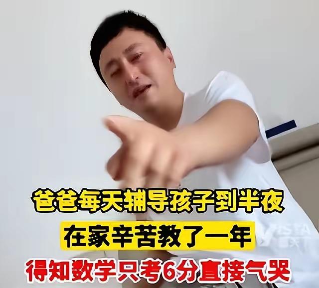 一个男人，坐在卧室床边，眼泪止不住地往下掉。他身后站着他上小学一年级的儿子，