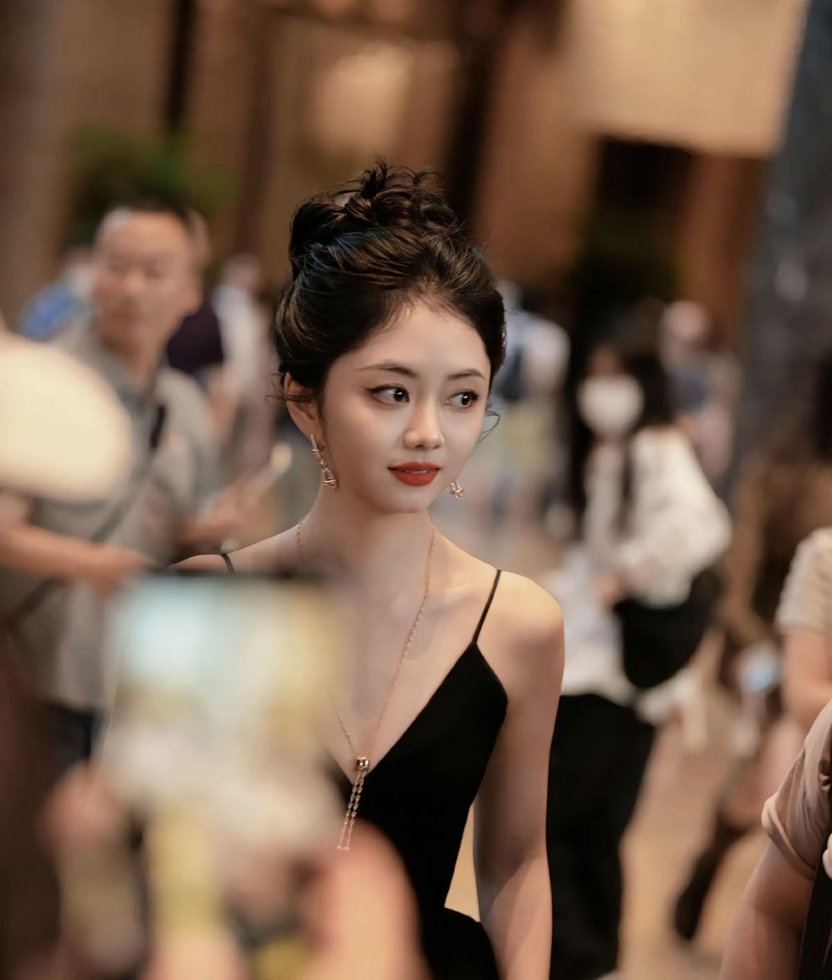 谭松韵好美，越来越美，仪态，气质都好[比心]她是那种可爱类型，瘦了也看不见锁骨，