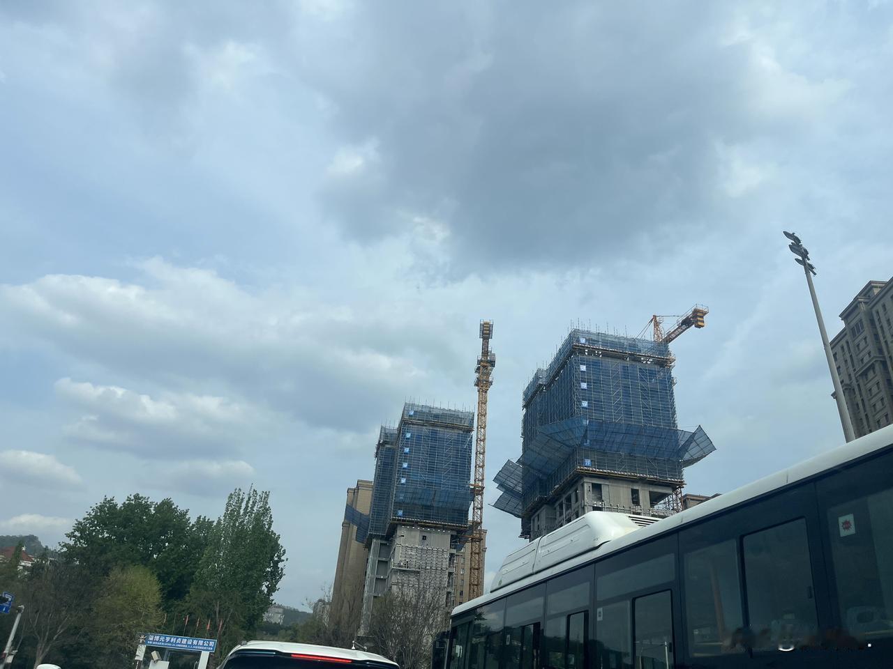 崂山除了王家村板块的五六个豪宅项目，还有不少房子。大家可以把视线转移到松岭路