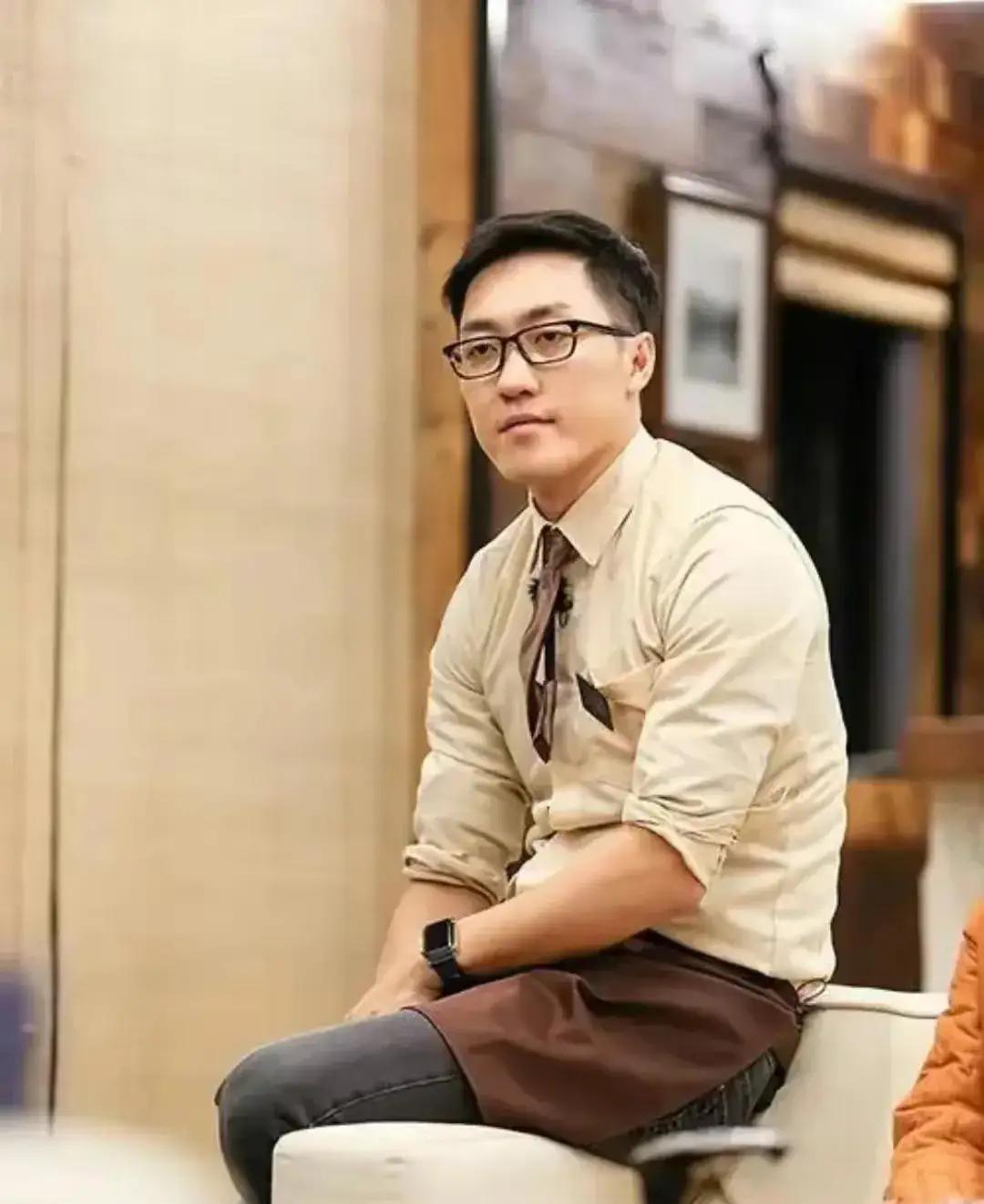 我很耐闷王自如！王自如成名于罗永浩的“被包养了就别谈人格独立”，大火于成为格力